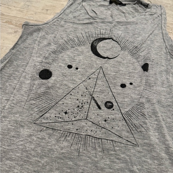 Gray Graphic Tank Top - Picture 2 of 6